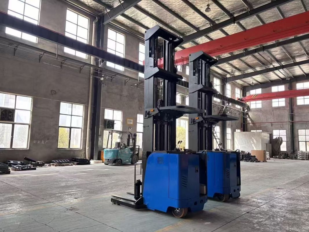  Double Extension Forward Reach Moving Forklift Three Section Fully Free Mast Rated Load 1500 KG Lifting Height 10 Meters