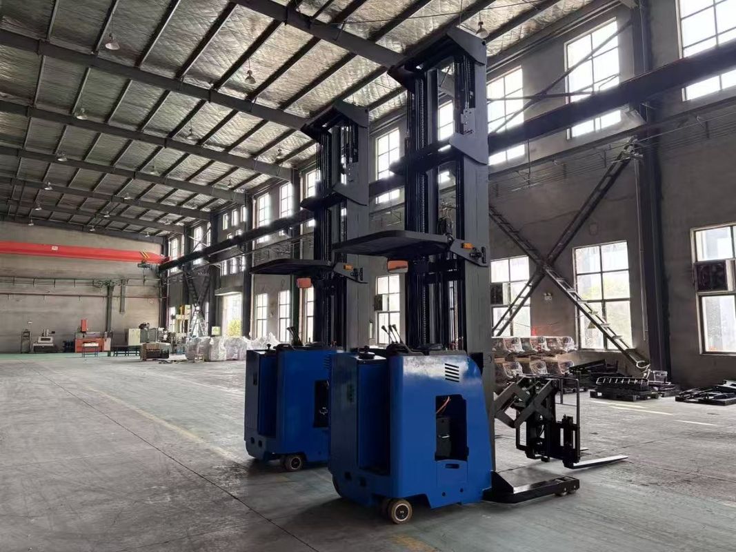  Double Extension Forward Reach Moving Forklift Three Section Fully Free Mast Rated Load 1500 KG Lifting Height 10 Meters